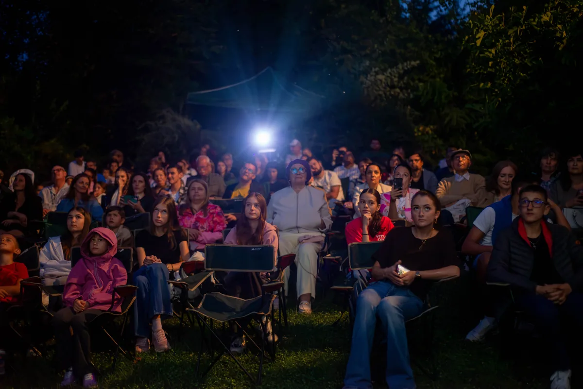 Film la Conac — public tânăr la activități