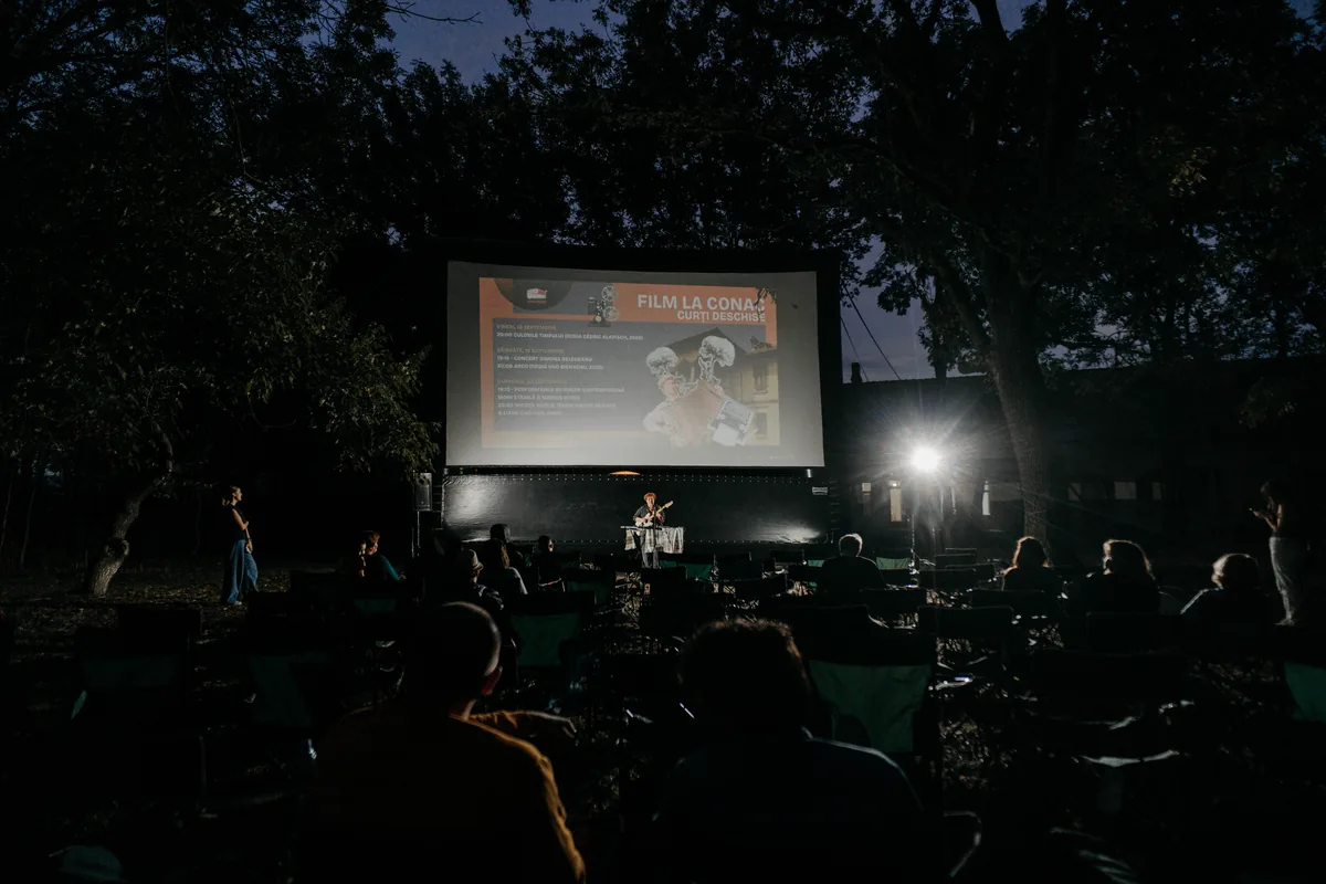Film la Conac — public la proiecția de seară